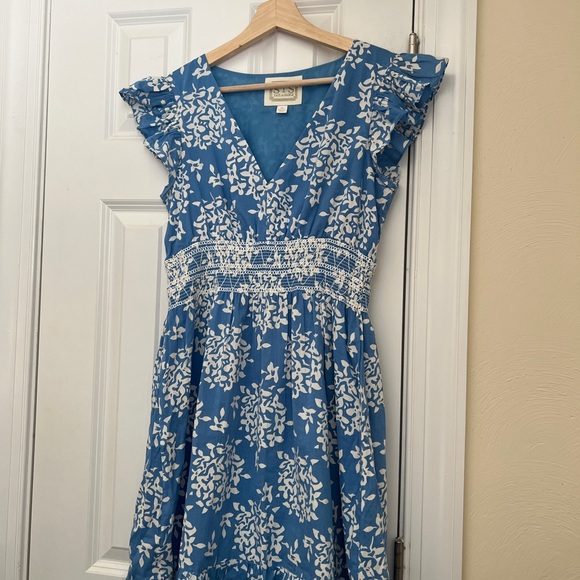 Sail to Sable Dresses & Skirts - Sail to Sable Blue and White Floral V-Neck Dress Easter Cottage. Summer chic